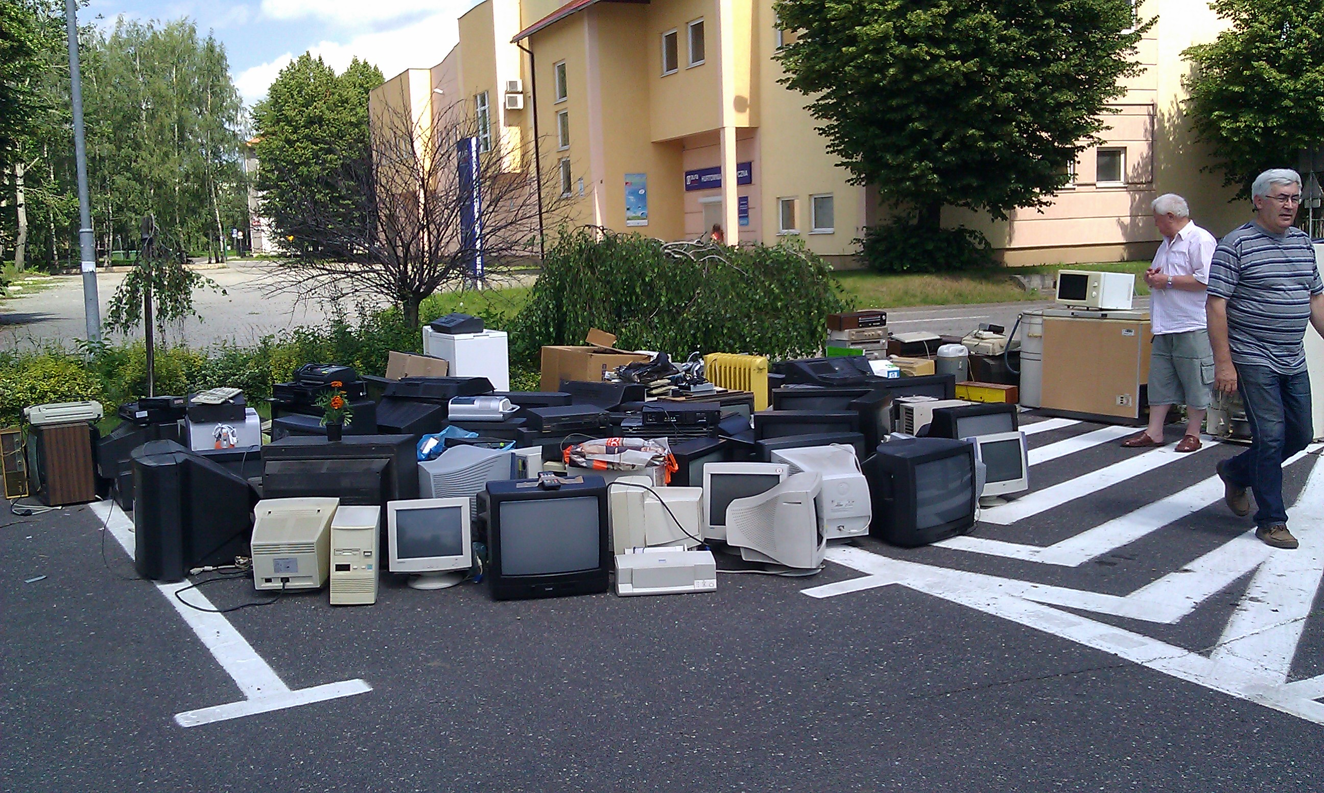 Zbiórka elektrośmieci na parkingu przed urzędem